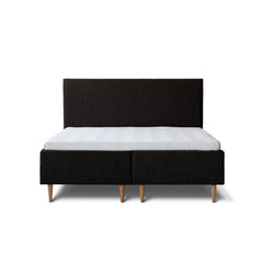 Tempur Break Box -runkosänkypaketti mustalla verhoilulla ja tammijaloilla. Kuvan Tempur Break Classic -sängynpääty myydään erikseen.