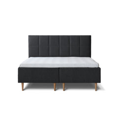 Tempur Break Box -runkosänkypaketti grafiitin värisellä verhoilulla ja tammijaloilla. Kuvan Tempur Break Square -sängynpääty myydään erikseen.