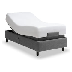 Tempur Boxspring Adjustable -vuodepaketti grafiitin värisellä Dark Stone -kankaalla verhoiltuna ja TEMPUR PRO Plus CoolQuilt 27 cm patjalla, sekä tummilla vakiojaloilla.