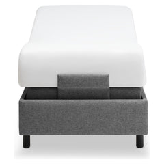 Tempur Boxspring Adjustable -vuodepaketti grafiitin värisellä Dark Stone -kankaalla verhoiltuna ja TEMPUR PRO Plus CoolQuilt 27 cm patjalla, sekä tummilla vakiojaloilla.