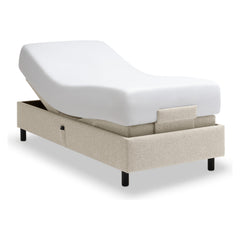 Tempur Boxspring Adjustable -vuodepaketti tumman hiekanvärisellä Sand -kankaalla verhoiltuna ja TEMPUR PRO Plus CoolQuilt 27 cm patjalla, sekä tummilla vakiojaloilla.