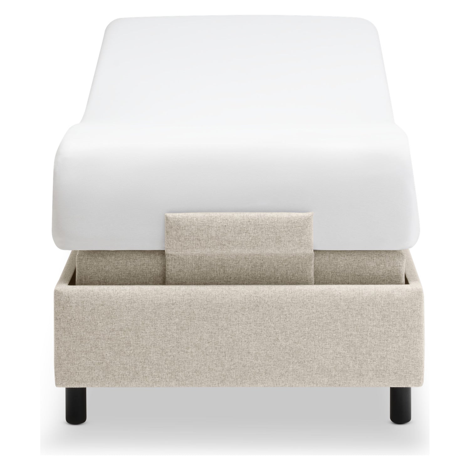 Tempur Boxspring Adjustable -vuodepaketti tumman hiekanvärisellä Sand -kankaalla verhoiltuna ja TEMPUR PRO Plus CoolQuilt 27 cm patjalla, sekä tummilla vakiojaloilla.