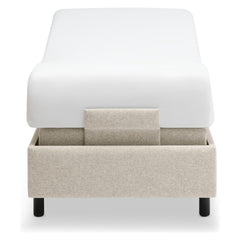 Tempur Boxspring Adjustable -vuodepaketti tumman hiekanvärisellä Sand -kankaalla verhoiltuna ja TEMPUR PRO Plus CoolQuilt 27 cm patjalla, sekä tummilla vakiojaloilla.