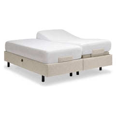 Tempur Boxspring Adjustable -parivuodepaketti tumman hiekanvärisellä Sand -kankaalla verhoiltuna ja TEMPUR PRO Plus CoolQuilt 27 cm patjalla, sekä tummilla vakiojaloilla.