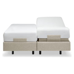 Tempur Boxspring Adjustable -parivuodepaketti tumman hiekanvärisellä Sand -kankaalla verhoiltuna ja TEMPUR PRO Plus CoolQuilt 27 cm patjalla, sekä tummilla vakiojaloilla.