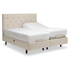 Kuvassa on Tempur Boxspring Adjustable -parivuodepaketti tumman hiekanvärisellä Sand -kankaalla verhoiltuna ja TEMPUR PRO Plus CoolQuilt 27 cm patjalla, sekä tummilla vakiojaloilla. Kuvan sängynpääty myydään erikseen.
