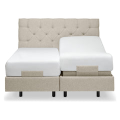 Kuvassa on Tempur Boxspring Adjustable -parivuodepaketti tumman hiekanvärisellä Sand -kankaalla verhoiltuna ja TEMPUR PRO Plus CoolQuilt 27 cm patjalla, sekä tummilla vakiojaloilla. Kuvan sängynpääty myydään erikseen.