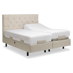 Kuvassa on Tempur Boxspring Adjustable -parivuodepaketti tumman hiekanvärisellä Sand -kankaalla verhoiltuna ja TEMPUR PRO Plus CoolQuilt 27 cm patjalla, sekä tummilla vakiojaloilla. Kuvan sängynpääty myydään erikseen. Toimitukseen sisältyy jalkopään patjapidikkeet - Sivupidikkeet ovat saatavana erikseen.