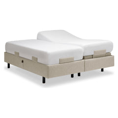 Tempur Boxspring Adjustable -parivuodepaketti tumman hiekanvärisellä Sand -kankaalla verhoiltuna ja TEMPUR PRO Plus CoolQuilt 27 cm patjalla, sekä tummilla vakiojaloilla. Toimitukseen sisältyy jalkopään patjapidikkeet - Sivupidikkeet ovat saatavana erikseen.