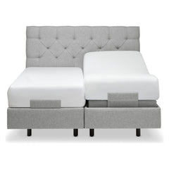 Kuvassa on Tempur Boxspring Adjustable -parivuodepaketti harmaalla Stone -kankaalla verhoiltuna ja TEMPUR PRO Plus CoolQuilt 27 cm patjalla, sekä tummilla vakiojaloilla. Kuvan sängynpääty myydään erikseen.