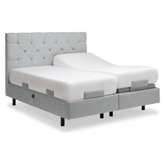 Kuvassa on Tempur Boxspring Adjustable -parivuodepaketti harmaalla Stone -kankaalla verhoiltuna ja TEMPUR PRO Plus CoolQuilt 27 cm patjalla, sekä tummilla vakiojaloilla. Kuvan sängynpääty myydään erikseen. Toimitukseen sisältyy jalkopään patjapidikkeet - Sivupidikkeet ovat saatavana erikseen.