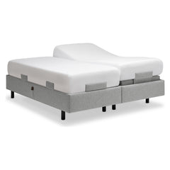 Tempur Boxspring Adjustable -parivuodepaketti harmaalla Stone -kankaalla verhoiltuna ja TEMPUR PRO Plus CoolQuilt 27 cm patjalla, sekä tummilla vakiojaloilla. Toimitukseen sisältyy jalkopään patjapidikkeet - Sivupidikkeet ovat saatavana erikseen.