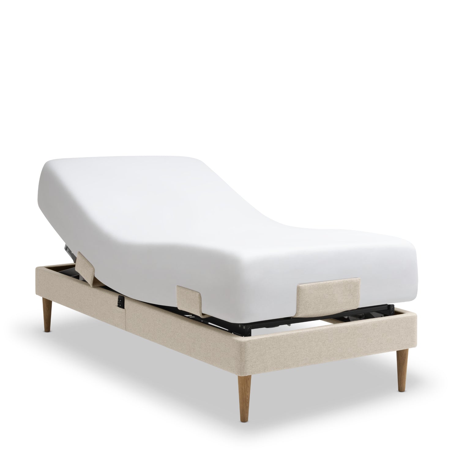 Tempur Move-säätövuode hiekanvärisellä Sand -kankaalla verhoiltuna ja Tempur Pro 21 SmartCool patjalla, sekä luonnonvärisillä tammijaloilla. Kuvan lakana myydään erikseen.