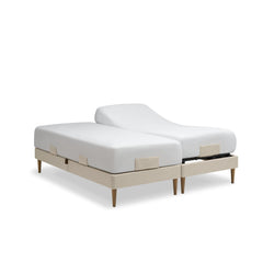 Tempur Move-säätövuode parisänkypakettina hiekanvärisellä Sand -kankaalla verhoiltuna ja Tempur Pro 21 SmartCool patjoilla, sekä luonnonvärisillä tammijaloilla. Kuvan lakanat myydään erikseen.