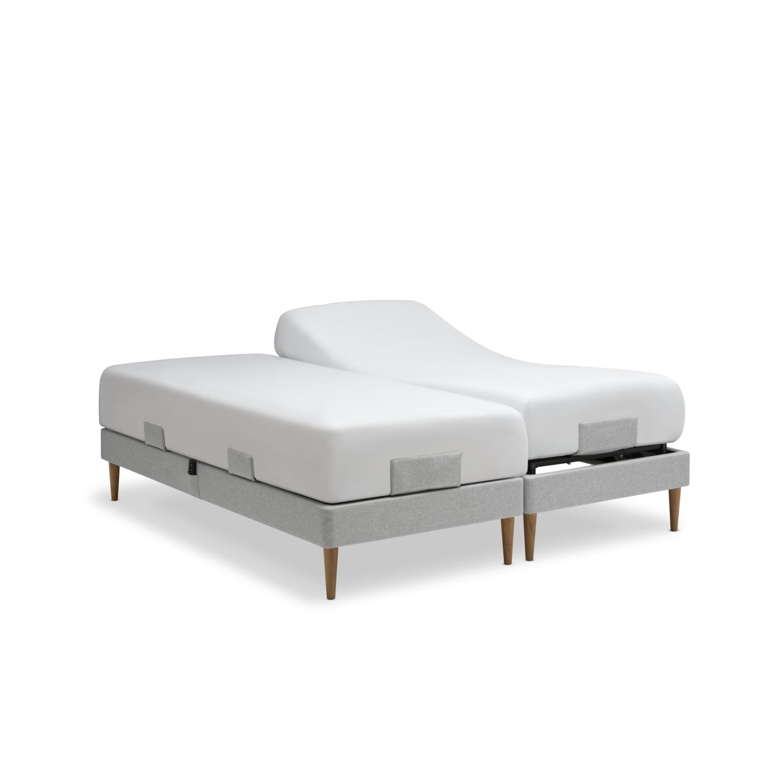 Tempur Move-säätövuode parisänkypakettina harmaalla Stone -kankaalla verhoiltuna ja Tempur Pro 21 SmartCool patjoilla, sekä luonnonvärisillä tammijaloilla. Kuvan lakanat myydään erikseen.