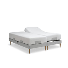 Tempur Move-säätövuode parisänkypakettina harmaalla Stone -kankaalla verhoiltuna ja Tempur Pro 21 SmartCool patjoilla, sekä luonnonvärisillä tammijaloilla. Kuvan lakanat myydään erikseen.