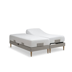 Tempur Move-säätövuode parisänkypakettina tumman hiekanvärisellä Warm Sand -kankaalla verhoiltuna ja Tempur Pro 21 SmartCool patjoilla, sekä luonnonvärisillä tammijaloilla. Kuvan lakanat myydään erikseen.