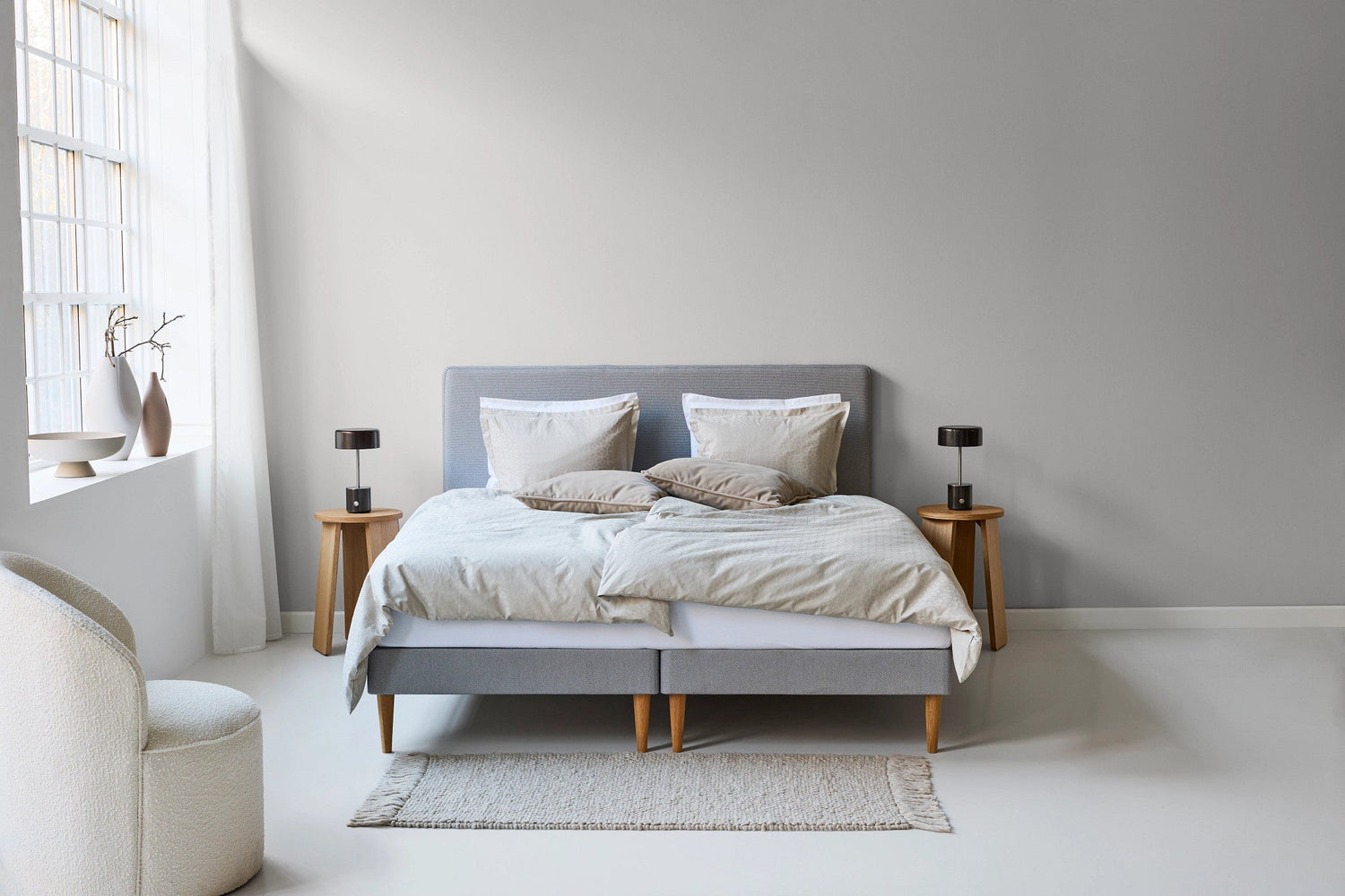 Kuvassa on pedattuna harmaa 160 x 200 cm Tempur Stay-vuoderunkosänkypaketti Tempur Pro 21 SmartCool patjalla. Erikseen myytävä sängynpääty viimeistelee kokonaisuuden sisustuksellisen kauniiksi.