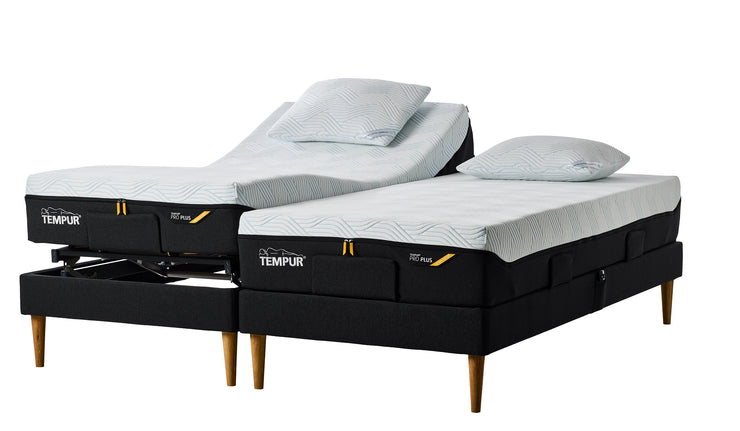 Kuvassa on yhdistetty 2 erikseen myytävää Tempur Move-vuoderunkoa patjoilla parisängyksi. TEMPUR® Move-vuoderunko sopii kaikille erikseen myytäville TEMPUR®-patjoille. Kuvan vuoderungossa on 19 cm tammijalat ja verhoiluna hiilenmusta Charcoal Grey.
