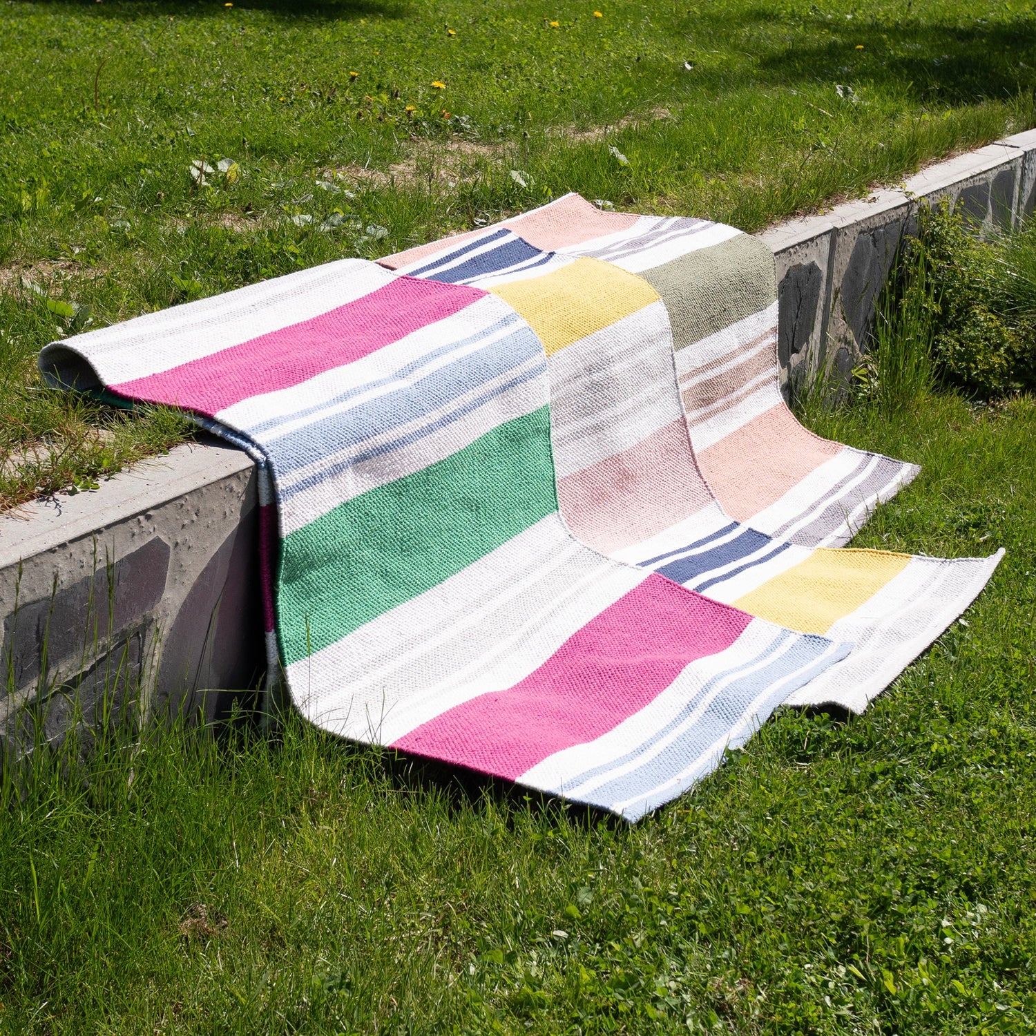 Kuvassa Tango-puuvillamaton kaikki värit vasemmalta oikealle: pinkki, keltainen ja korallinvärinen kuosi.