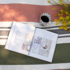 Kuvassa on Tango-puuvillamatto, korallinvärisellä kuosilla.