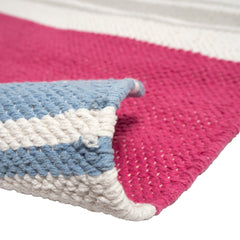 Lähikuvassa Tango-puuvillamatto, pinkillä kuosilla.