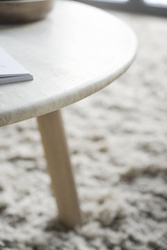 Pöydän kivitaso on valmistettu italialaisesta travertiinsta.