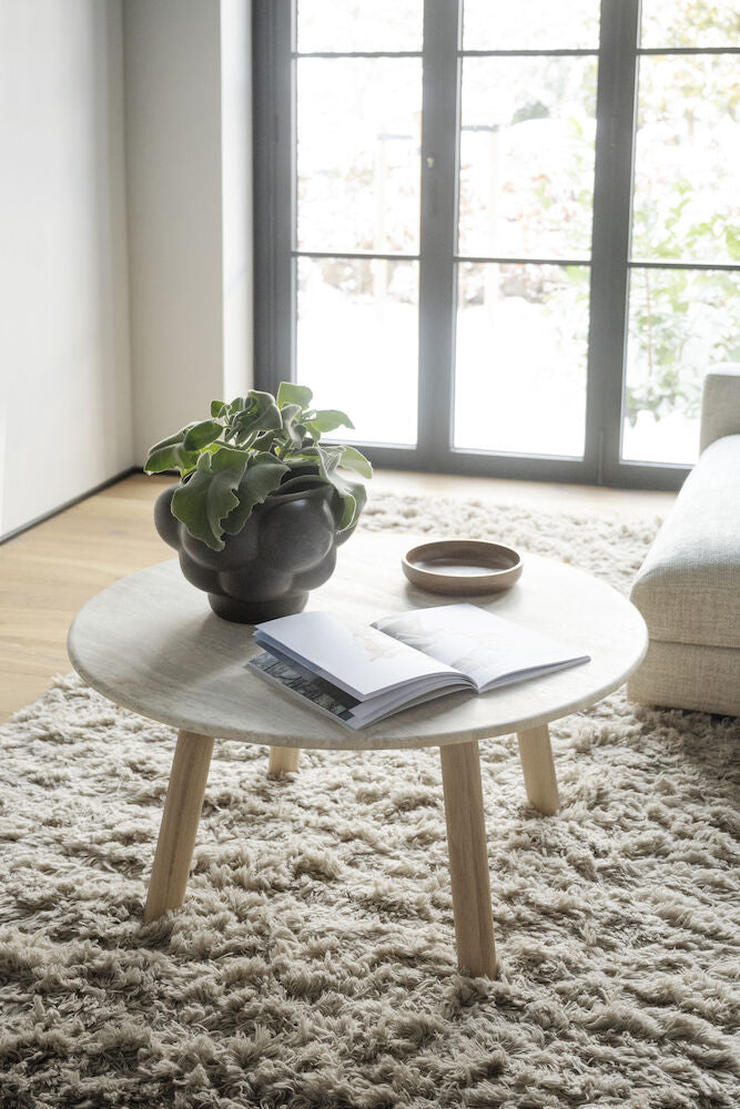 Valkotammenvärinen Taransay-sohvapöytä 60 cm. Pöydän taso on kalkkikiveä.