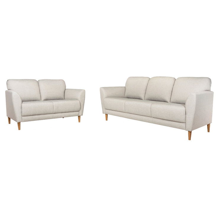 Kuvassa on Taru 3-istuttavan sohvan lisäksi 2-istuttava sohva vaalealla Sakura 982 -verhoilukankaalla ja pähkinänvärisillä puujaloilla. Sohvakaluston molemmat sohvat myydään erikseen.