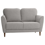 Taru 2-istuttava sohva vaalealla hiekanvärisellä Taste 13 -verhoilukankaalla ja pähkinänvärisillä puujaloilla.