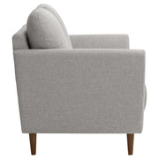 Taru 2-istuttava sohva vaalealla hiekanvärisellä Taste 13 -verhoilukankaalla ja pähkinänvärisillä puujaloilla. Sohva on kauttaaltaan verhoiltu huolellisesti.