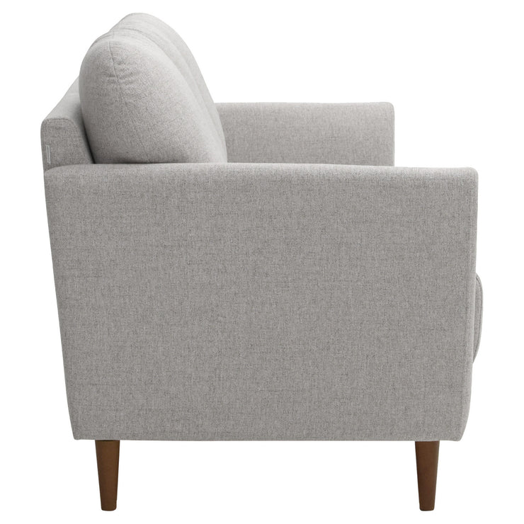 Taru 3-istuttava sohva vaalealla hiekanvärisellä Taste 13 -verhoilukankaalla ja pähkinänvärisillä puujaloilla. Sohva on kauttaaltaan verhoiltu huolellisesti.