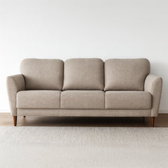 Taru 3-istuttava sohva vaalealla hiekanvärisellä Taste 13 -verhoilukankaalla ja pähkinänvärisillä puujaloilla. Stailattu visualisointi.