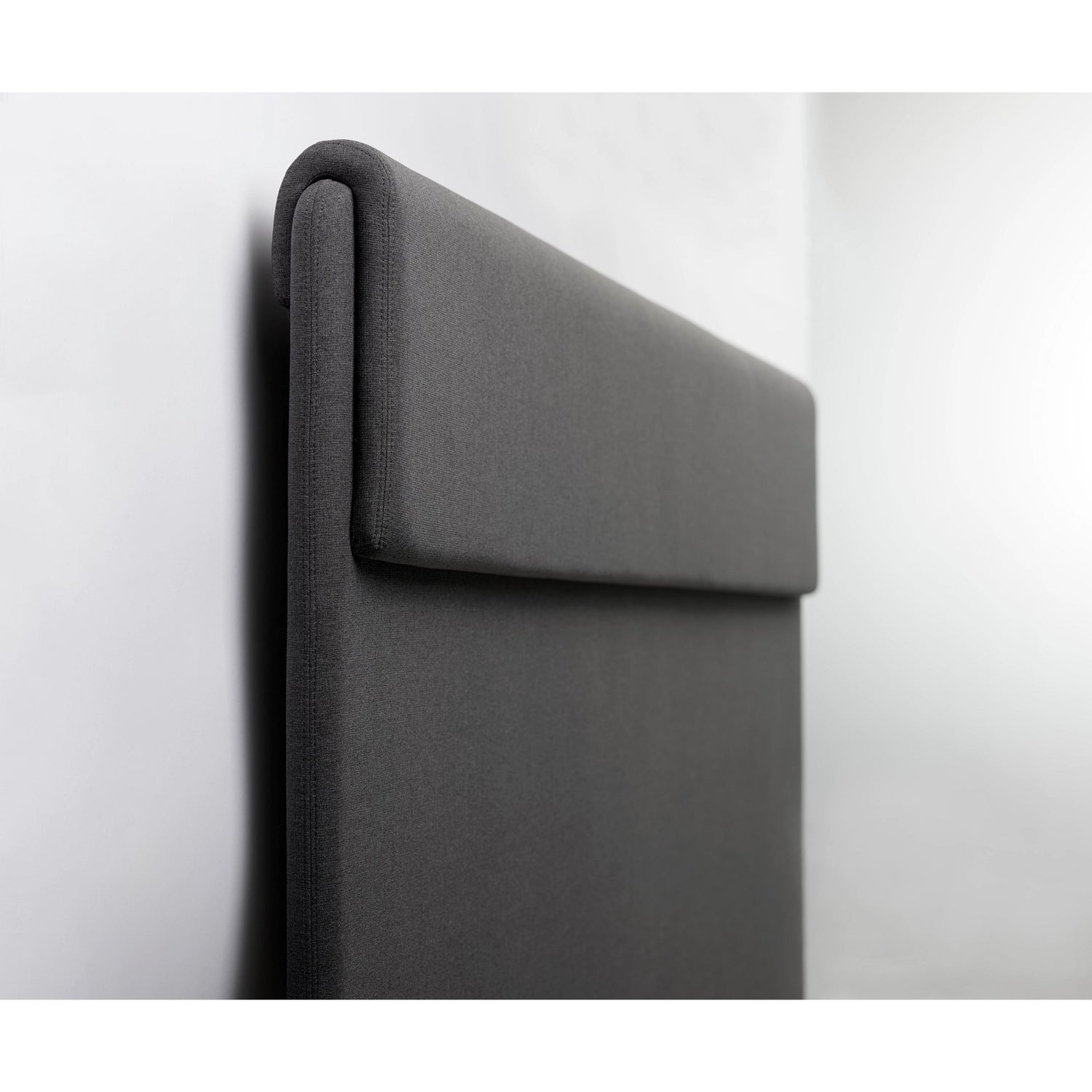Kuvassa on Tempur North Design -sängynpääty grafiitinvärisellä Graphite-verhoilulla. Tempur North-sänkyjen ja -päätyjen verhoiluvärivaihtoehdot ovat Stone Grey - harmaa, Dark Blue - sininen, Graphite - grafiitti, Green - vihreä, Ivory - vaaleanharmaa ja Sand - hiekka.