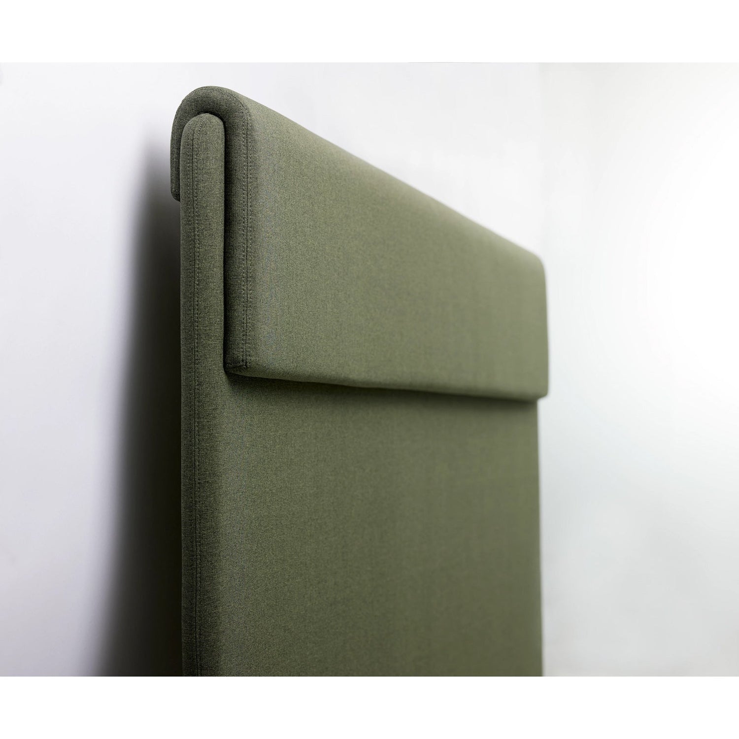 Kuvassa on Tempur North Design -sängynpääty vihreällä Green-verhoilulla. Tempur sänkyjen ja päätyjen verhoiluvärivaihtoehdot ovat Stone Grey - harmaa, Dark Blue - sininen, Graphite - grafiitti, Green - vihreä, Ivory - vaaleanharmaa ja Sand - hiekka.