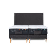 Tempur Victory -moottorisänkypaketti harmaalla verhoilulla, Tempur Pro SmartCool 21 patja (valittavalla tunteella Soft, Medium tai Firm) ja luonnonväriset  alaspäin suippenevat pyöreäkartiojalat, sekä jalkapään patjanpidikkeet. Sängynpääty myydään erikseen.