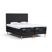 Tempur Victory -moottorisänkypaketti harmaalla verhoilulla, Tempur Pro SmartCool 21 patja (valittavalla tunteella Soft, Medium tai Firm) ja luonnonväriset  alaspäin suippenevat pyöreäkartiojalat, sekä jalkapään patjanpidikkeet. Sängynpääty myydään erikseen.