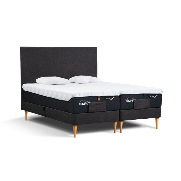 Tempur Victory -moottorisänkypaketti harmaalla verhoilulla, Tempur Pro SmartCool 21 patja (valittavalla tunteella Soft, Medium tai Firm) ja luonnonväriset  alaspäin suippenevat pyöreäkartiojalat, sekä jalkapään patjanpidikkeet. Sängynpääty myydään erikseen.