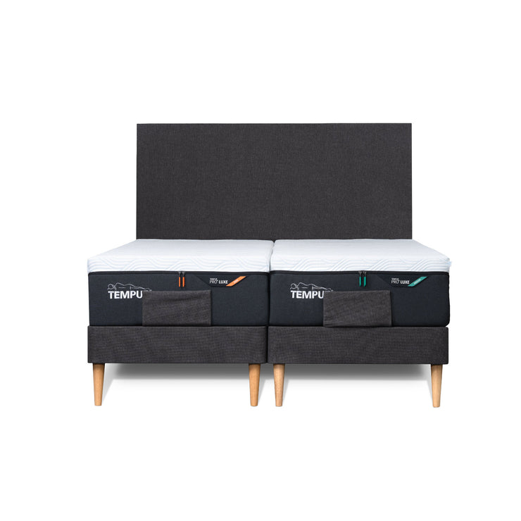 Tempur Victory -moottorisänkypaketti harmaalla verhoilulla, Tempur Pro SmartCool 21 patja (valittavalla tunteella Soft, Medium tai Firm) ja luonnonväriset  alaspäin suippenevat pyöreäkartiojalat, sekä jalkapään patjanpidikkeet. Sängynpääty myydään erikseen.