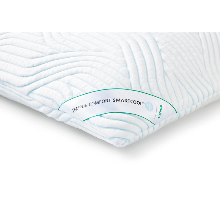 Tunteeltaan medium Tempur Comfort Smart Cool -tyyny mukautuu täydellisen erinomaisesti päälle, kaulalle ja hartioille erityisesti kylki- ja selkänukkujilla. 