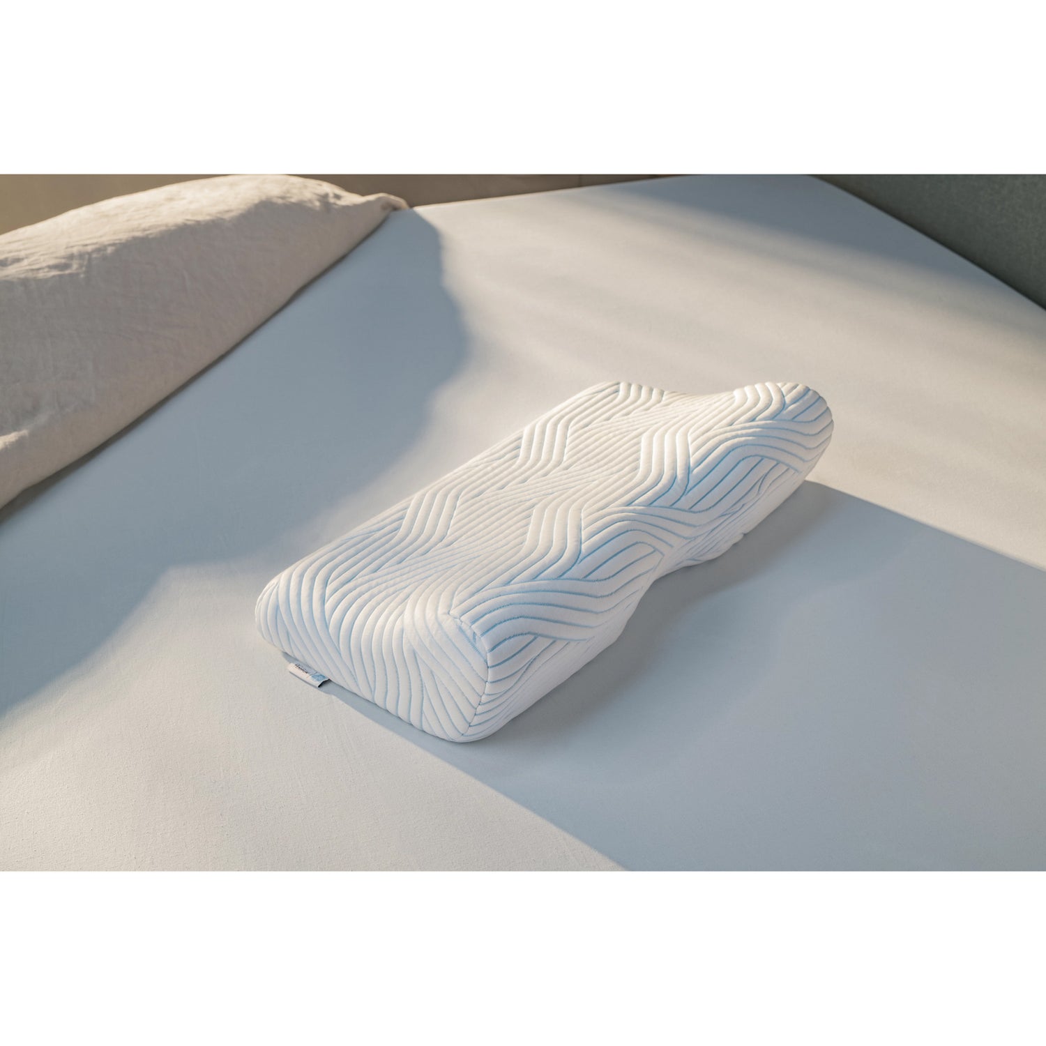 Tempur ErgoPlus SmartCool on terapeuttinen tukityyny, joka on muotoitltu sekä kyljellä, että selällään nukuttavaksi.