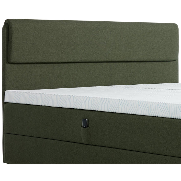 TEMPUR NORTH säätösänky vihreällä Green-kangasverhoilulla ja TEMPUR Pro SmartCool -sijauspatjoilla. Sängyn sivussa on kätevä tasku kaukosäätimelle. Kuvan sängynpääty myydään erikseen.