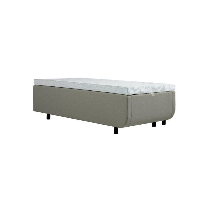 Kuvassa on 80 - 120cm TEMPUR NORTH runkosänky hiekanvärisellä Sand -kangasverhoilulla ja TEMPUR Pro Luxe SmartCool -sijauspatjalla, sekä mustalla jalkasarjalla.