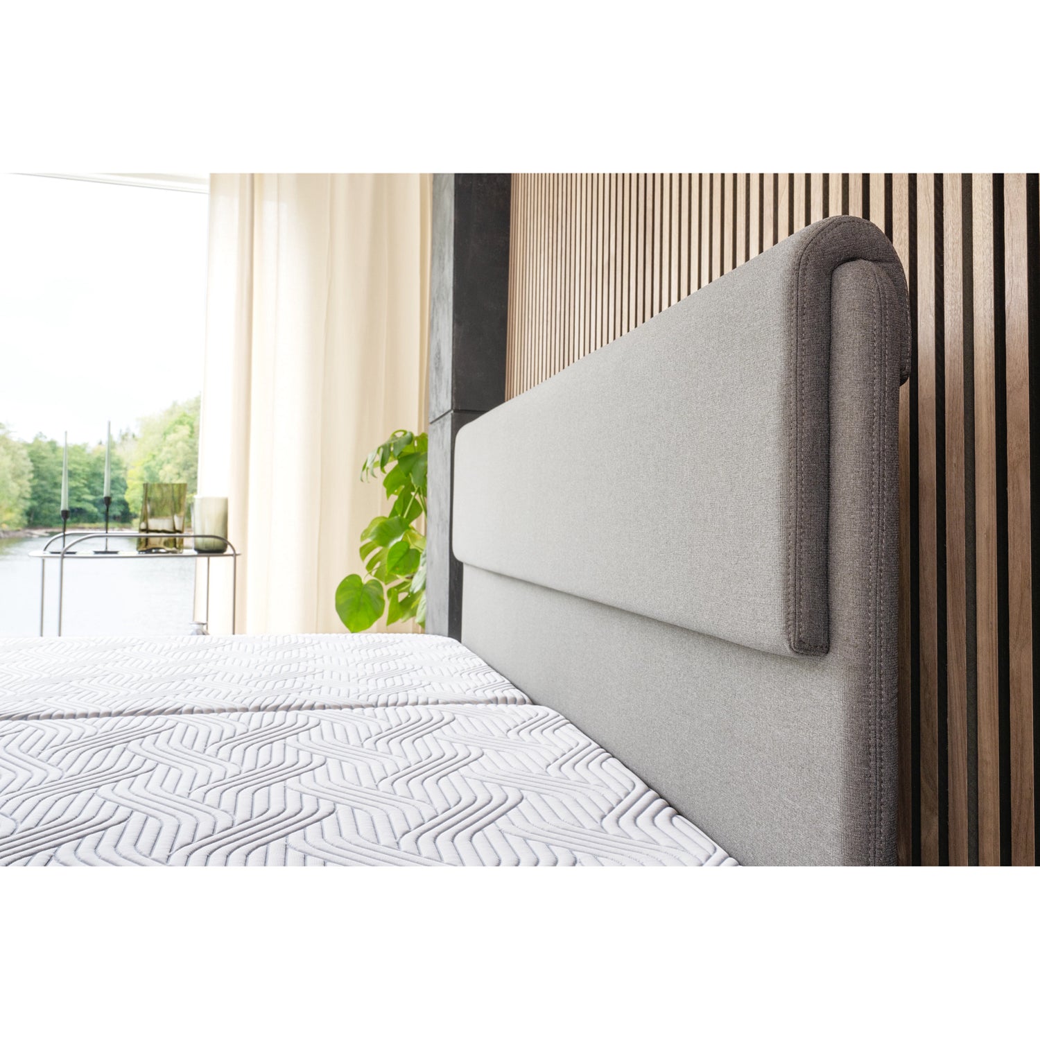 Kuvassa on Tempur North Design -sängynpääty harmaalla Stone Grey -verhoilulla. Tempur sänkyjen ja päätyjen verhoiluvärivaihtoehdot ovat Stone Grey - harmaa, Dark Blue - sininen, Graphite - grafiitti, Green - vihreä, Ivory - vaaleanharmaa ja Sand - hiekka.