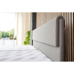 Kuvassa on Tempur North Design -sängynpääty harmaalla Stone Grey -verhoilulla. Tempur sänkyjen ja päätyjen verhoiluvärivaihtoehdot ovat Stone Grey - harmaa, Dark Blue - sininen, Graphite - grafiitti, Green - vihreä, Ivory - vaaleanharmaa ja Sand - hiekka.