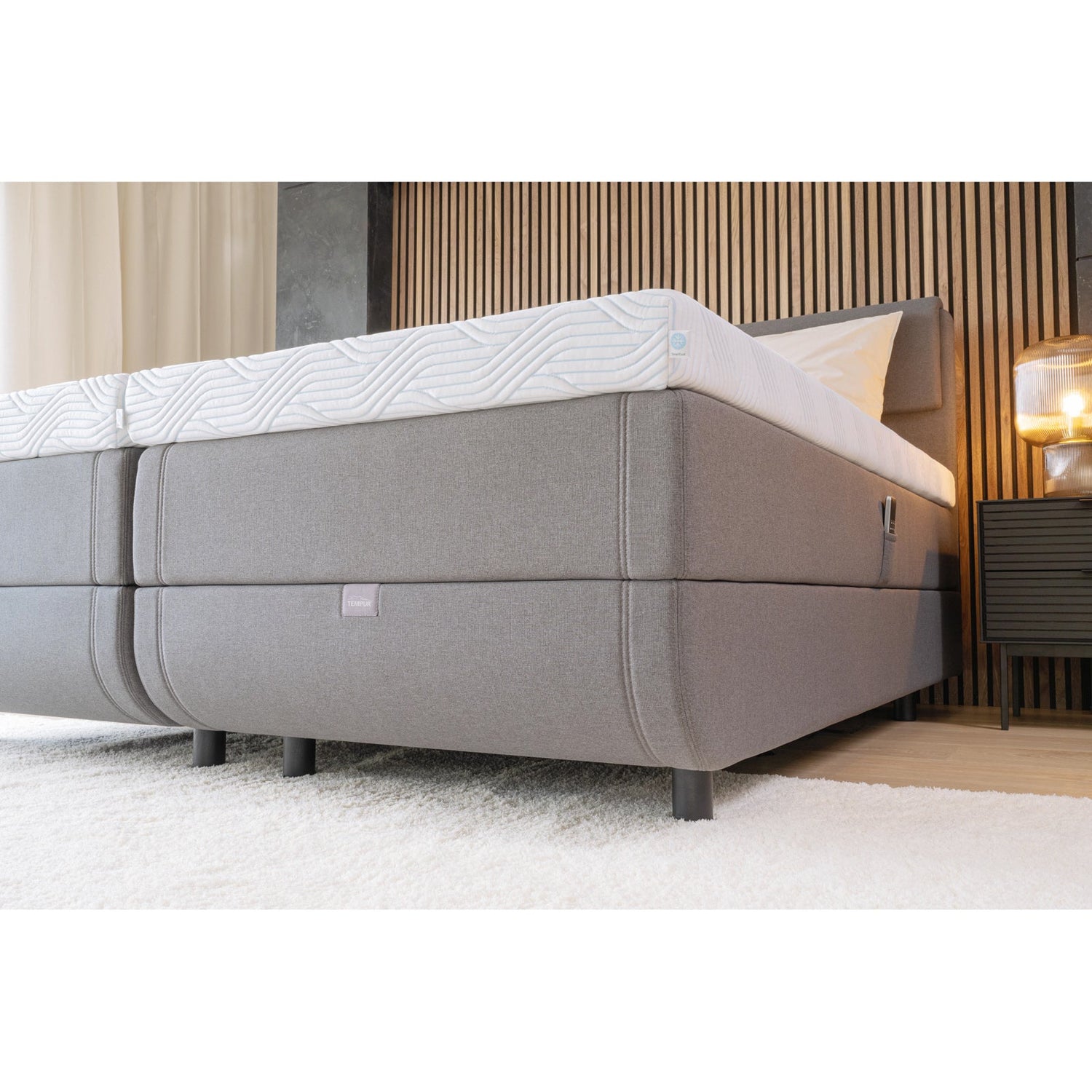 TEMPUR NORTH säätösänky harmaalla Ash Grey -kangasverhoilulla ja TEMPUR Pro SmartCool -sijauspatjoilla, sekä mustalla jalkasarjalla. Kuvan sängynpääty myydään erikseen.