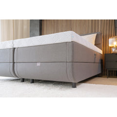 TEMPUR NORTH säätösänky harmaalla Stone Grey -kangasverhoilulla ja TEMPUR Pro SmartCool -sijauspatjoilla, sekä mustalla jalkasarjalla. Kuvan sängynpääty myydään erikseen.