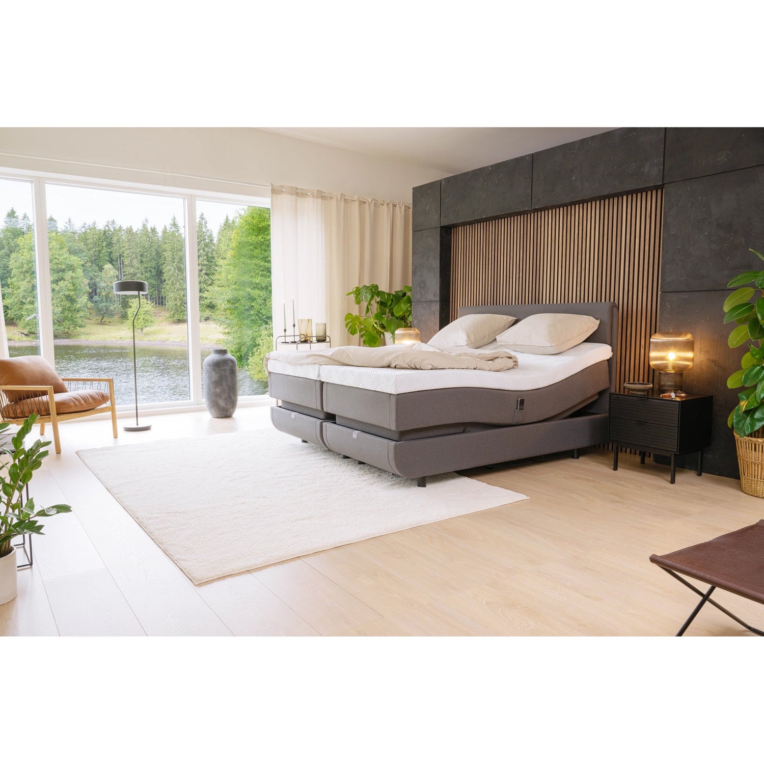 TEMPUR NORTH säätösänky harmaalla Ash Grey -kangasverhoilulla ja TEMPUR Pro SmartCool -sijauspatjoilla, sekä mustalla jalkasarjalla. Kuvan sängynpääty myydään erikseen.
