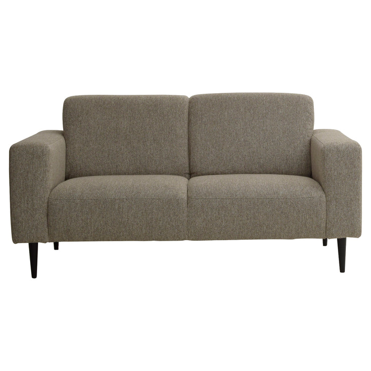 2-istuttava Tessa-sohva rouhealla ruskealla Wish 15 -kankaalla, 20 cm leveillä käsinojilla ja mustilla 18 cm pyöreäkartiopuujaloilla.