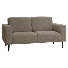 2-istuttava Tessa-sohva rouhealla ruskealla Wish 15 -kankaalla, 20 cm leveillä käsinojilla ja mustilla 18 cm pyöreäkartiopuujaloilla.